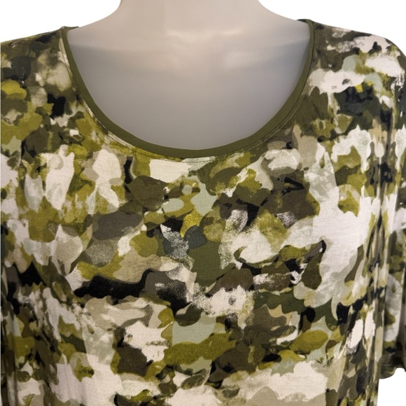 LOGO UNIQUE Camouflage Print Short Sleeve Top w/BACK PLEAT DETAIL LARGE #G - Picture 2 of 9
